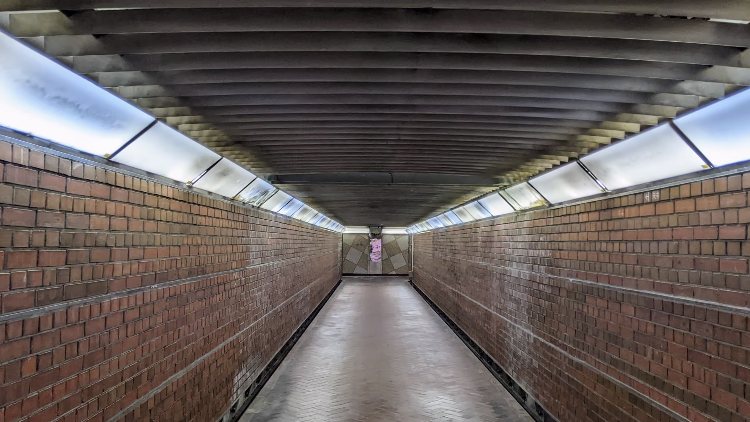 レンガの壁と照明が並ぶだけだ