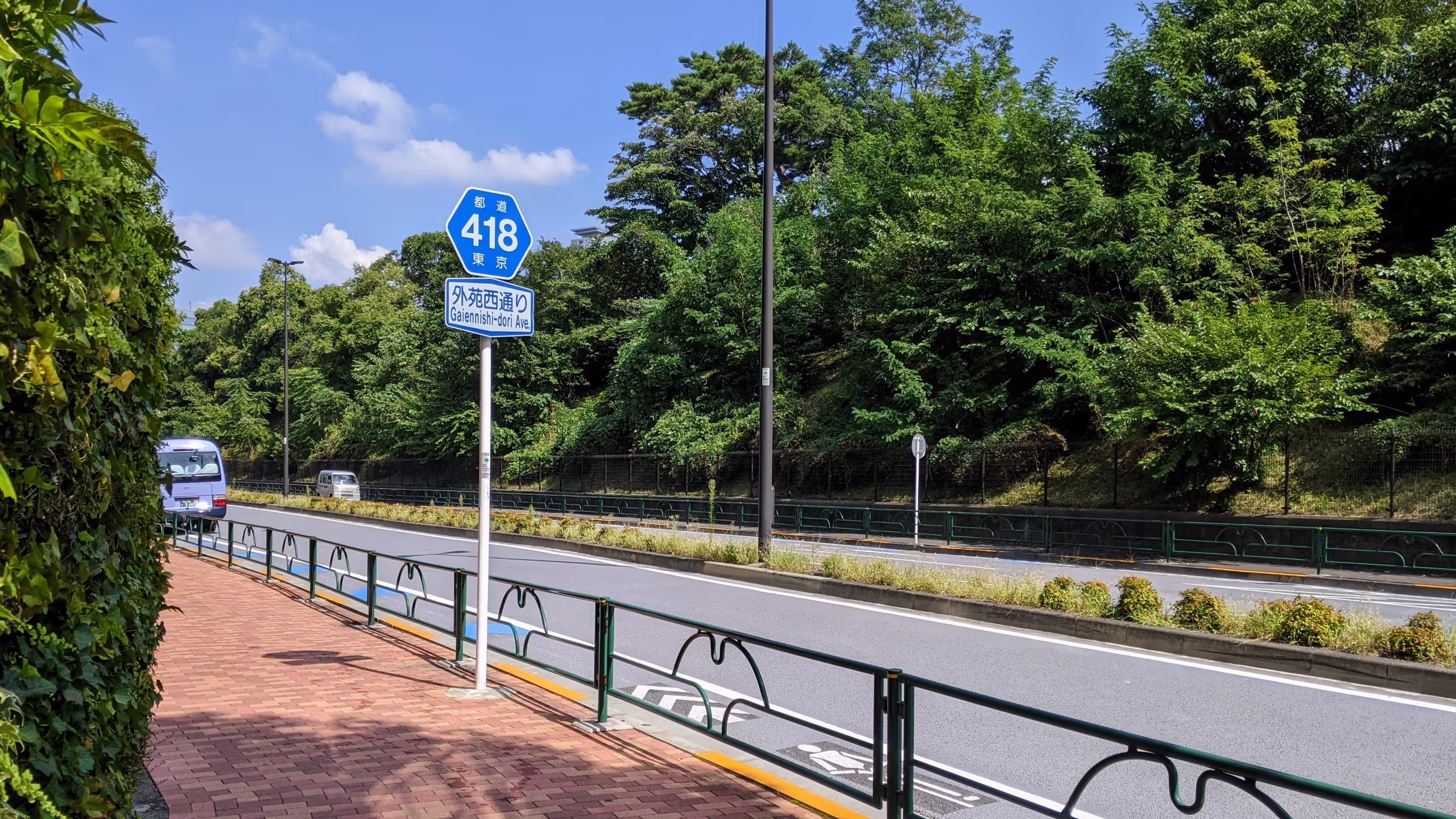 青山墓地の横を走るあたりの外苑西通りは、緑が多く気持ちよく歩ける