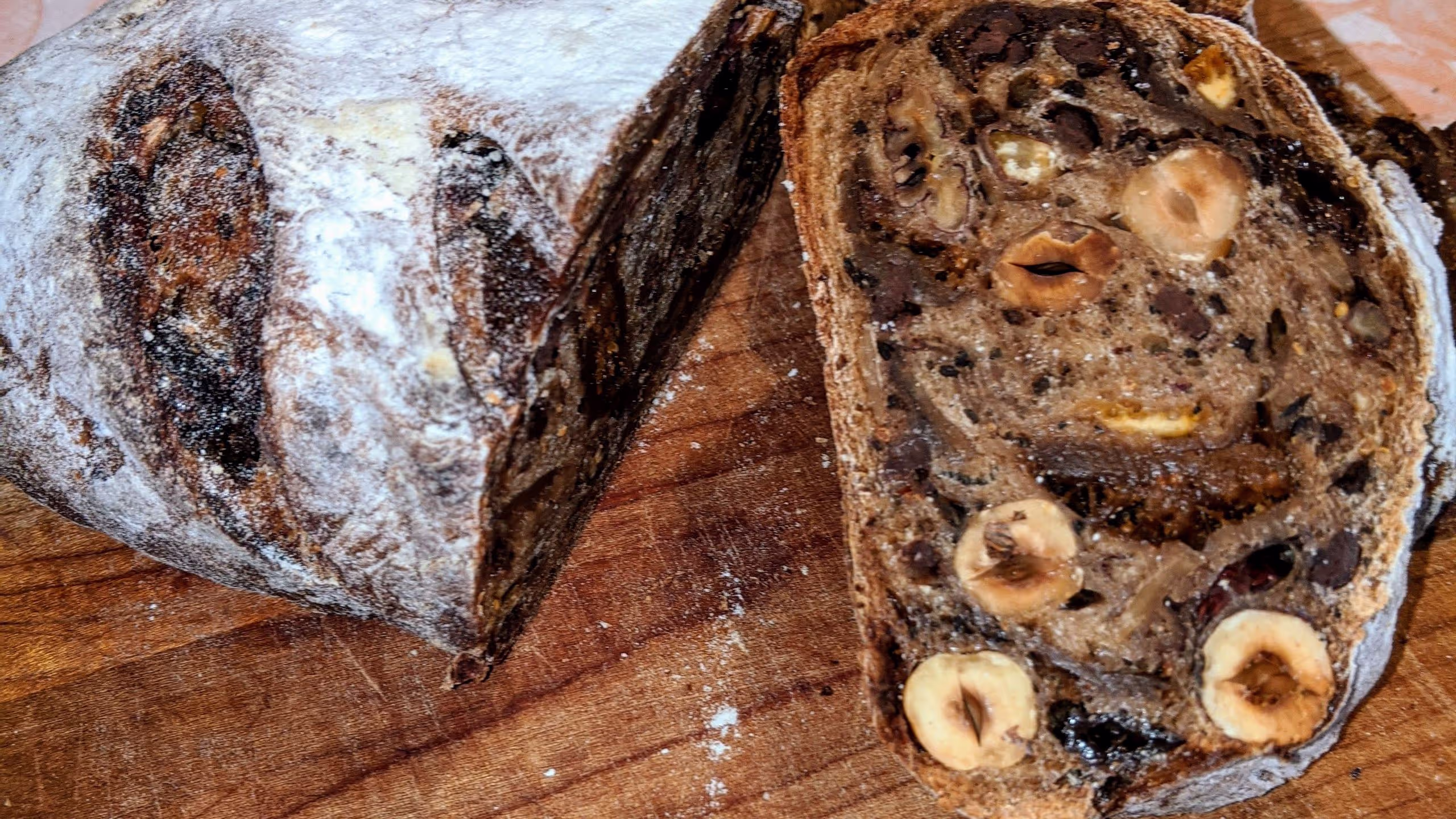 コーヒー豆、ナッツ、ドライフルーツ、チョコチップがぎっしりつまったパン。