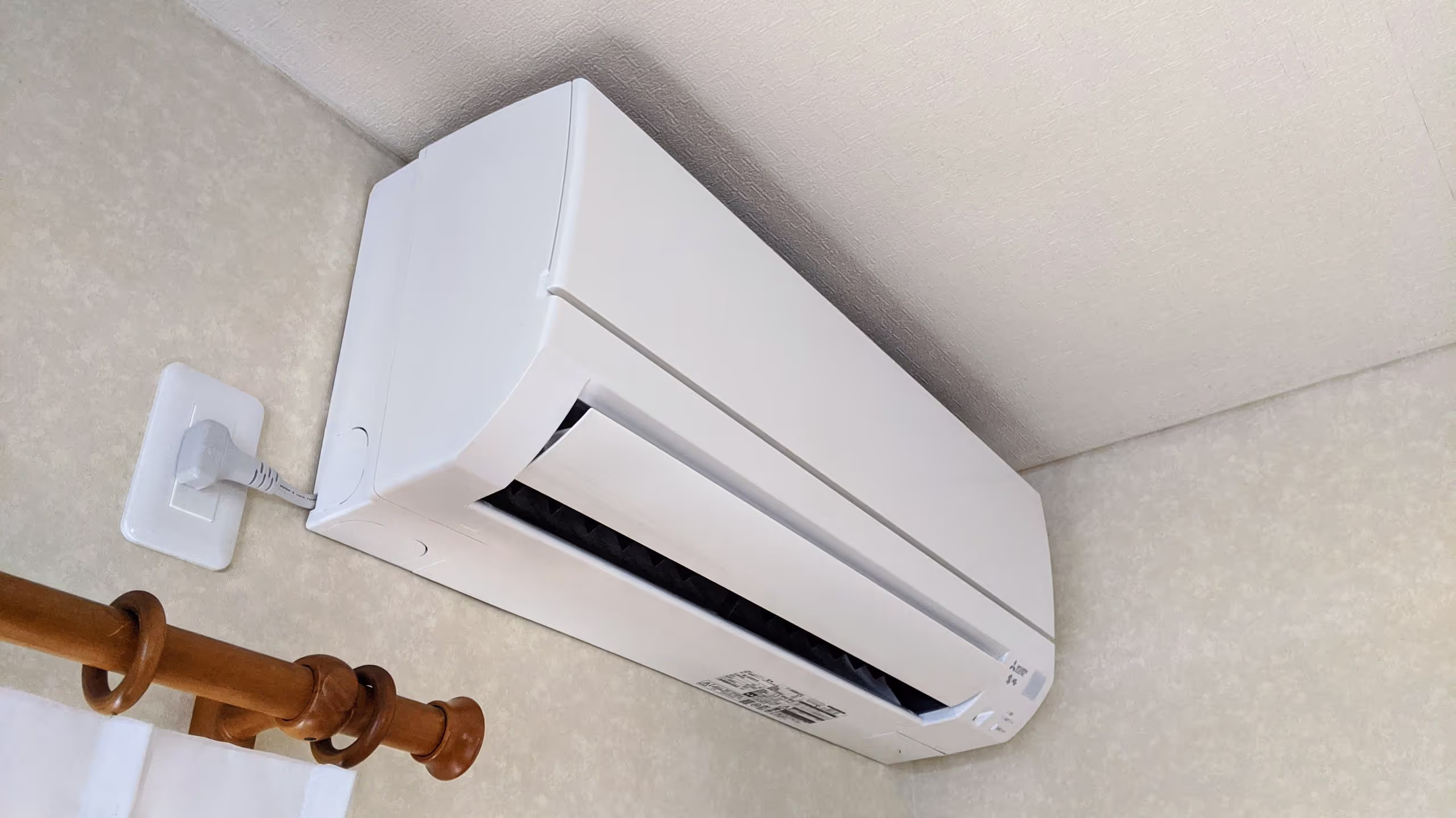 ピカピカテカテカのエアコンが部屋の隅におさまっている。