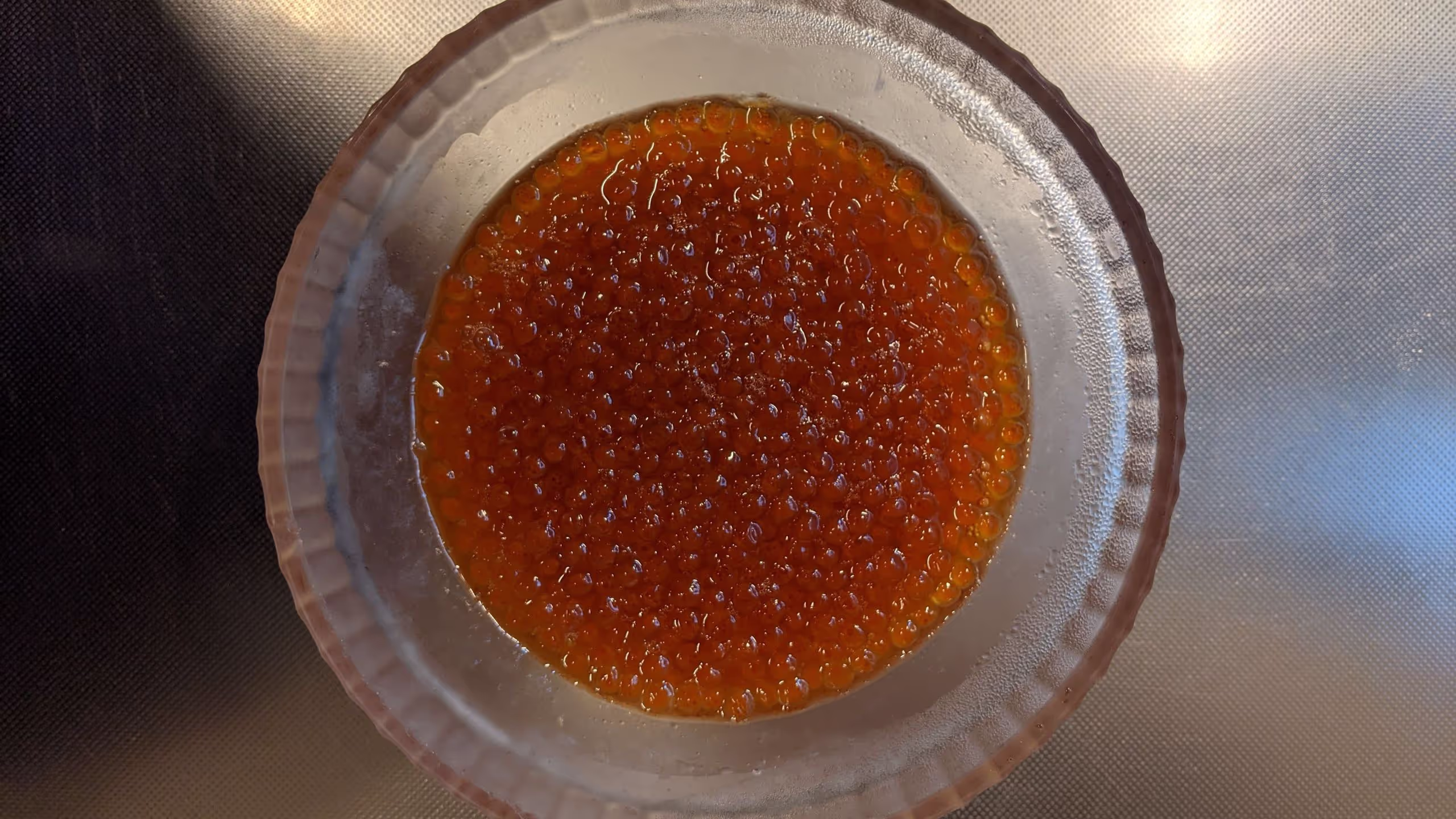 バラバラにしたサケの卵を、醤油ダレに付け込み一晩おいたもの。