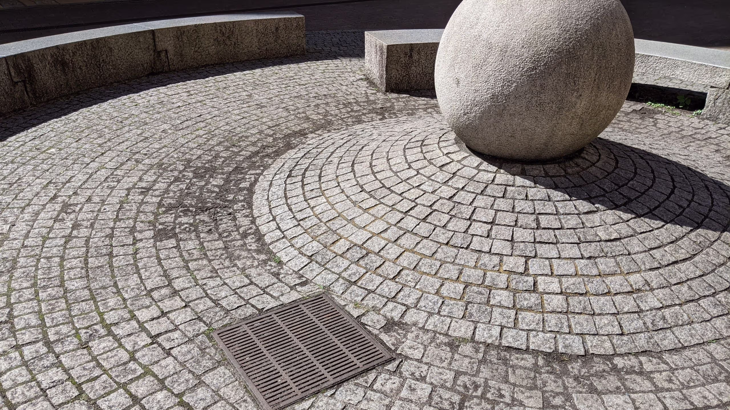 石のベンチと球形のオブジェ。
