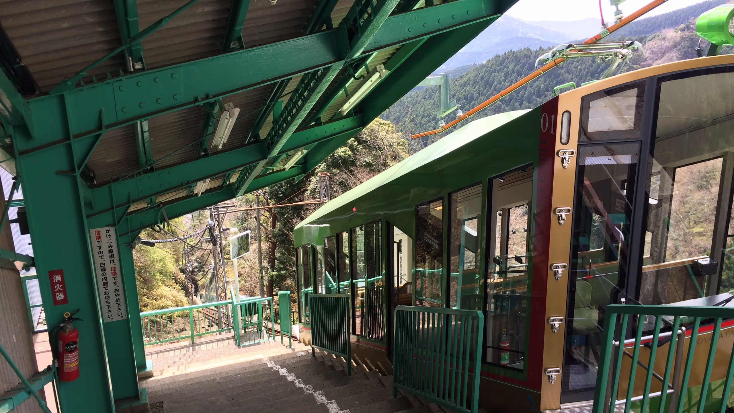 大山ケーブルカーは2年ほど前にリニューアルして、車両もきれいになっている。