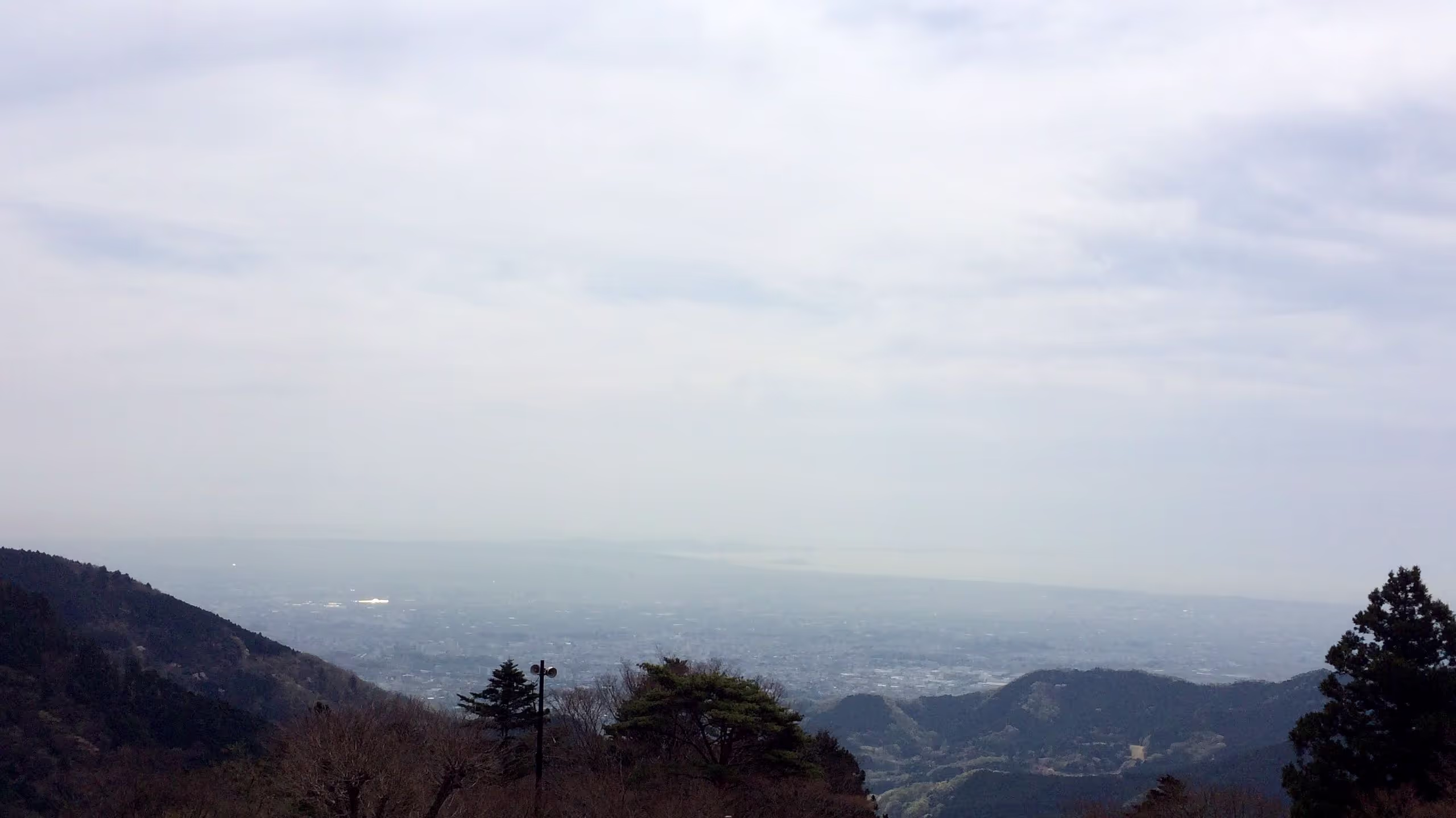 曇り空だが、うっすらと江の島が見える。