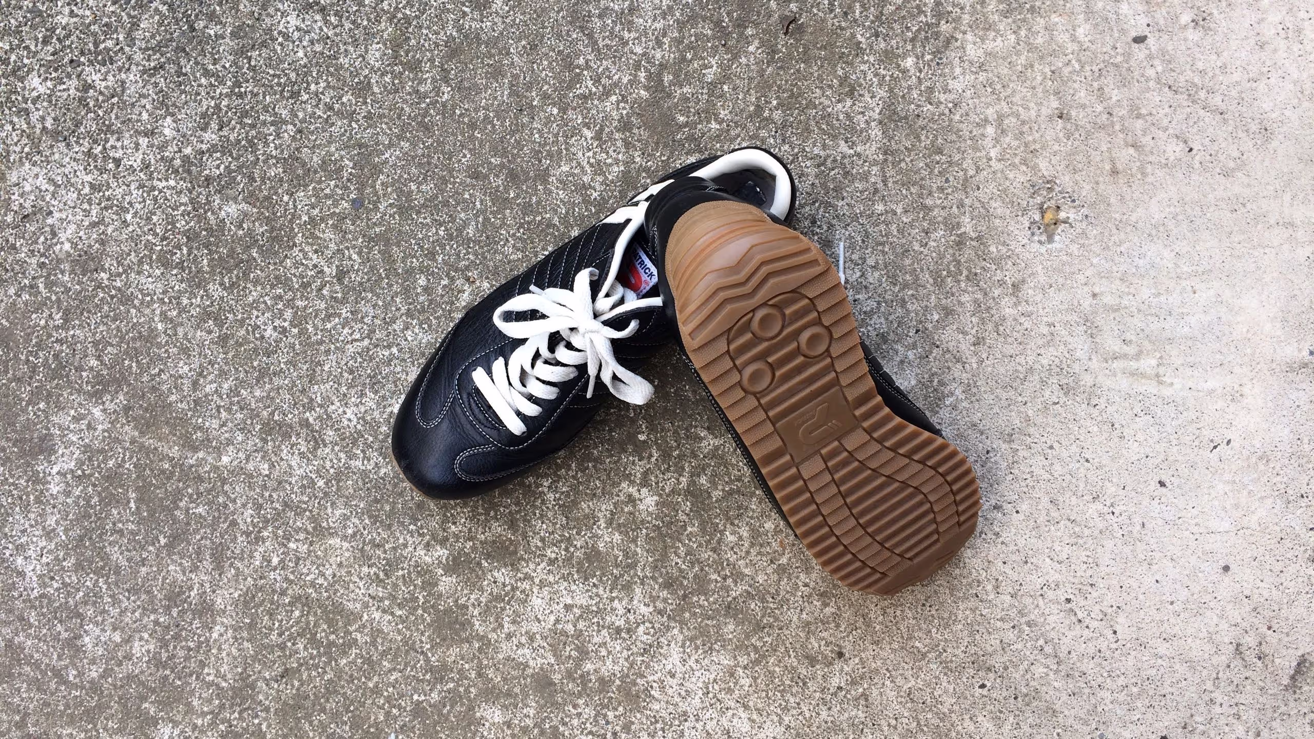 オールソール交換され、新品同様になったスニーカー。