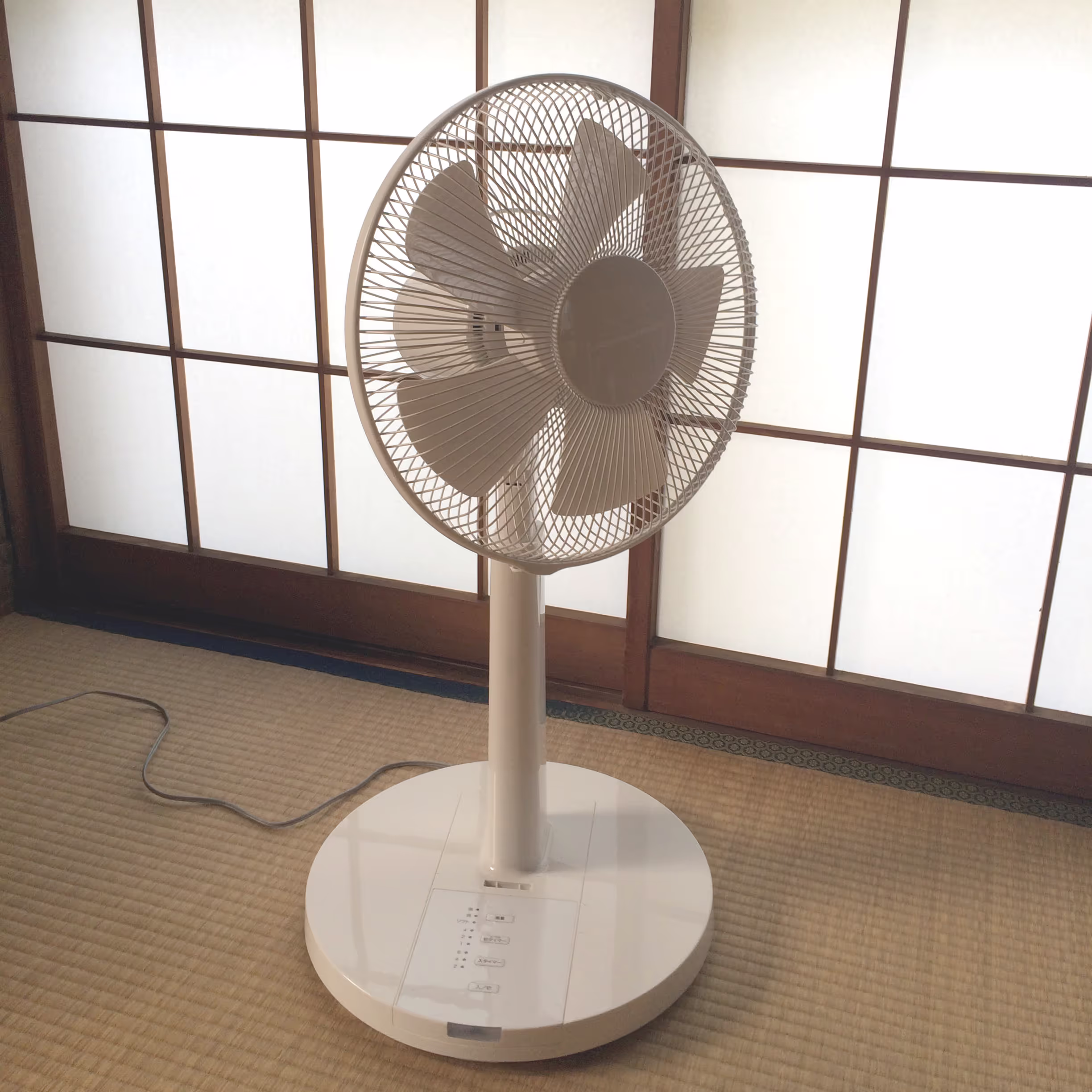 無印良品の真っ白なリモコン付き扇風機。