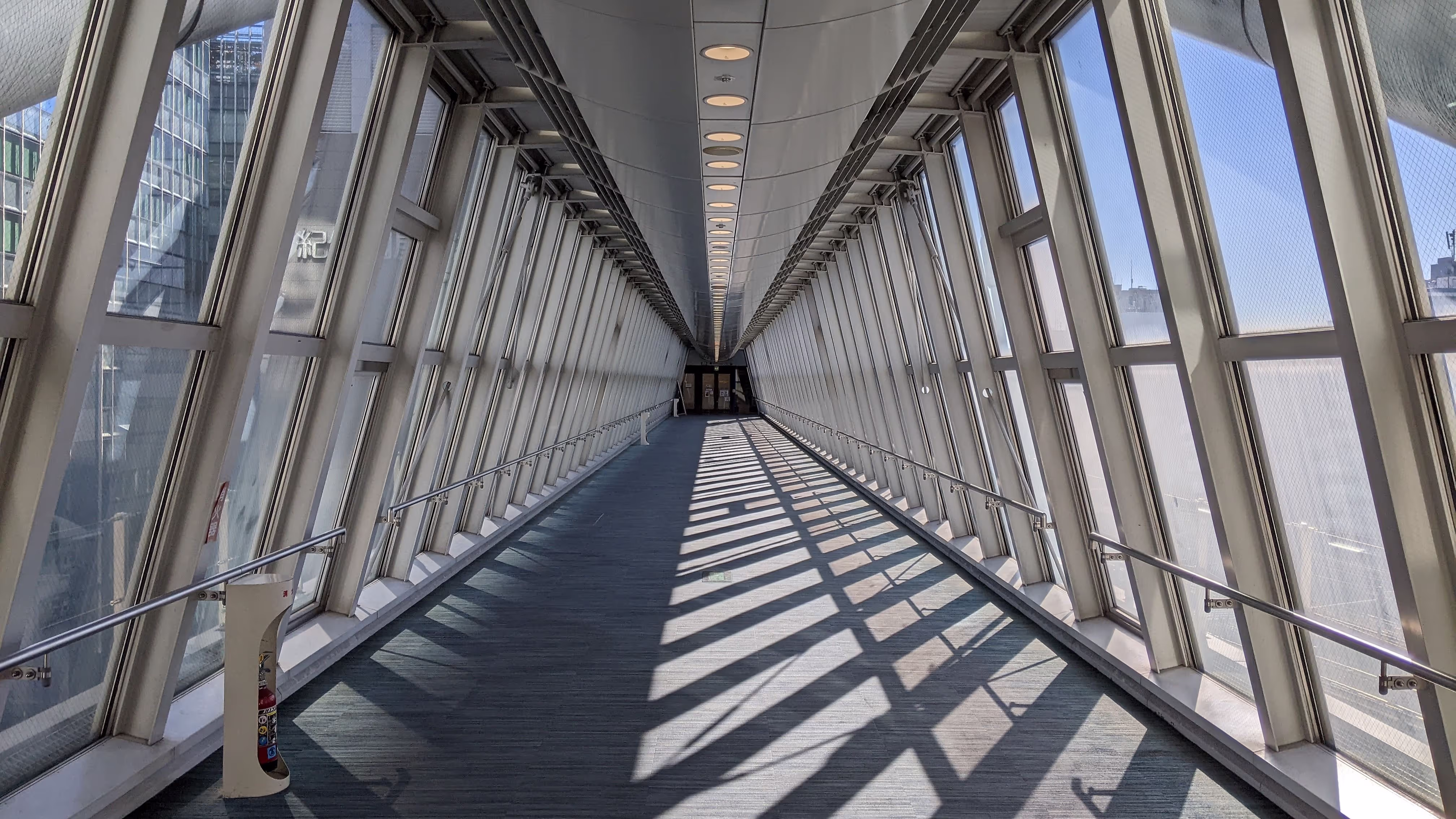 ハンズと紀伊國屋書店を結ぶ渡り廊下は、ガラス張りで日が良く差し込んでおり、気持ちよく歩ける