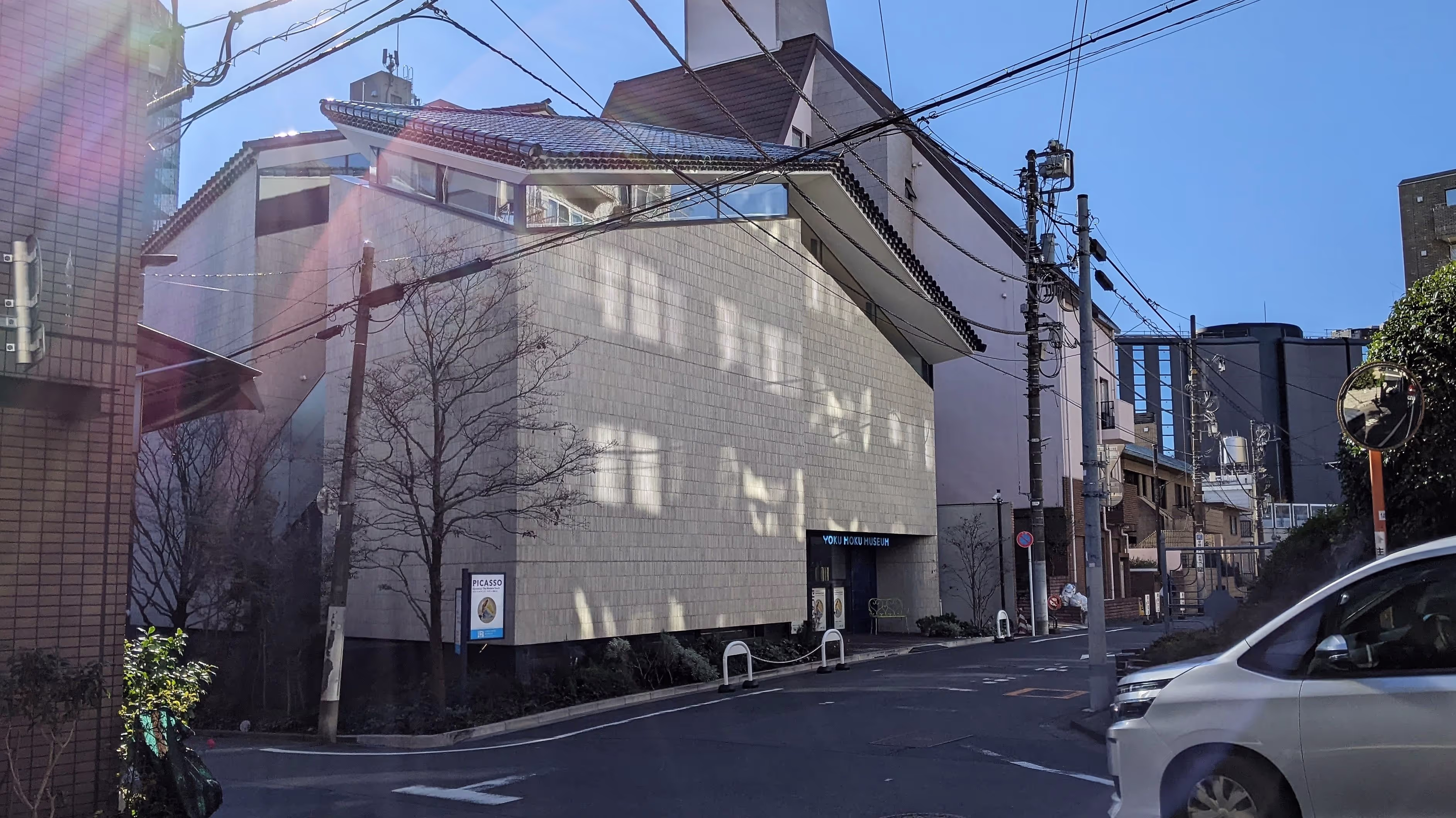 土蔵のような屋根と壁を持ち、周辺と溶け込んでいる