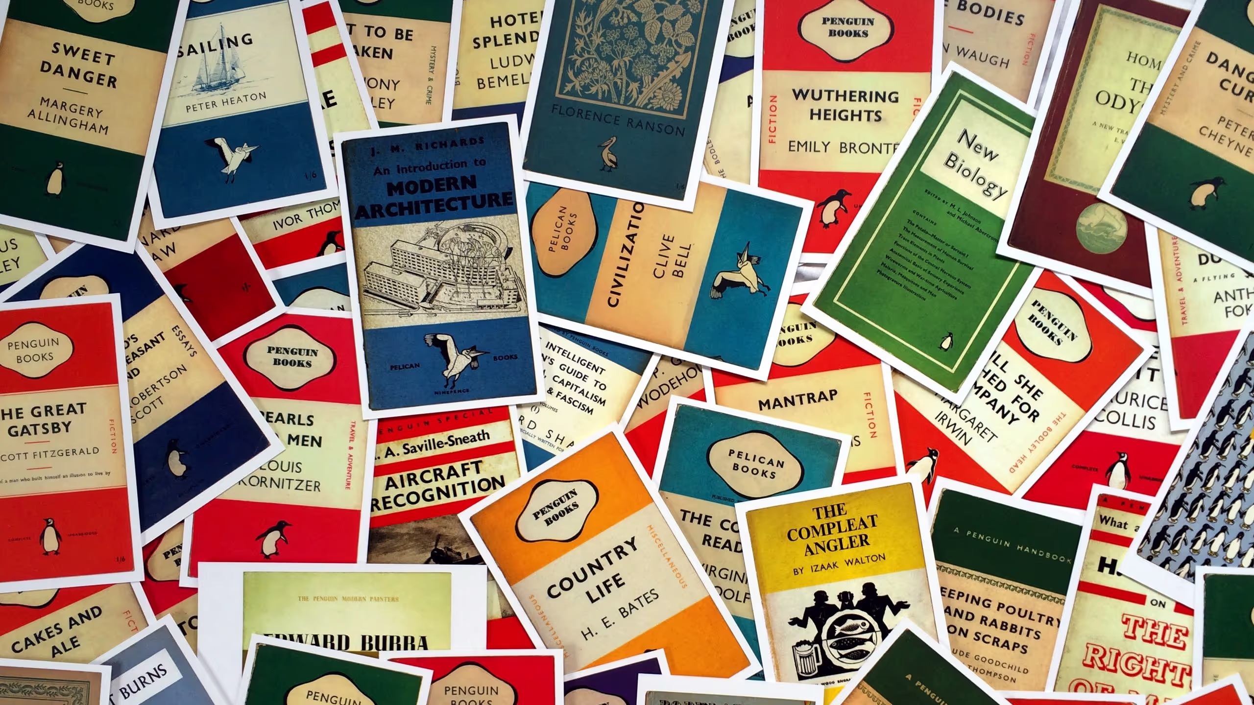 華麗なるギャツビーや嵐が丘、オデュッセイア、ペリカン・ブックスの教本などのレトロなカバーをポストカードにしたもの。