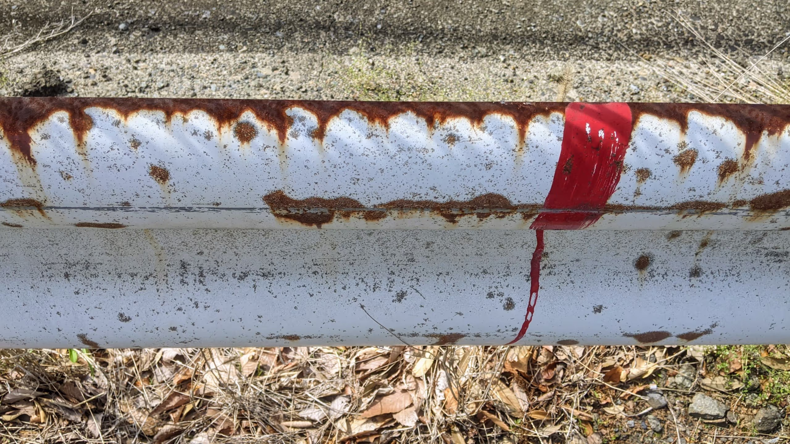 ガードレールに赤いペンキがかかっている