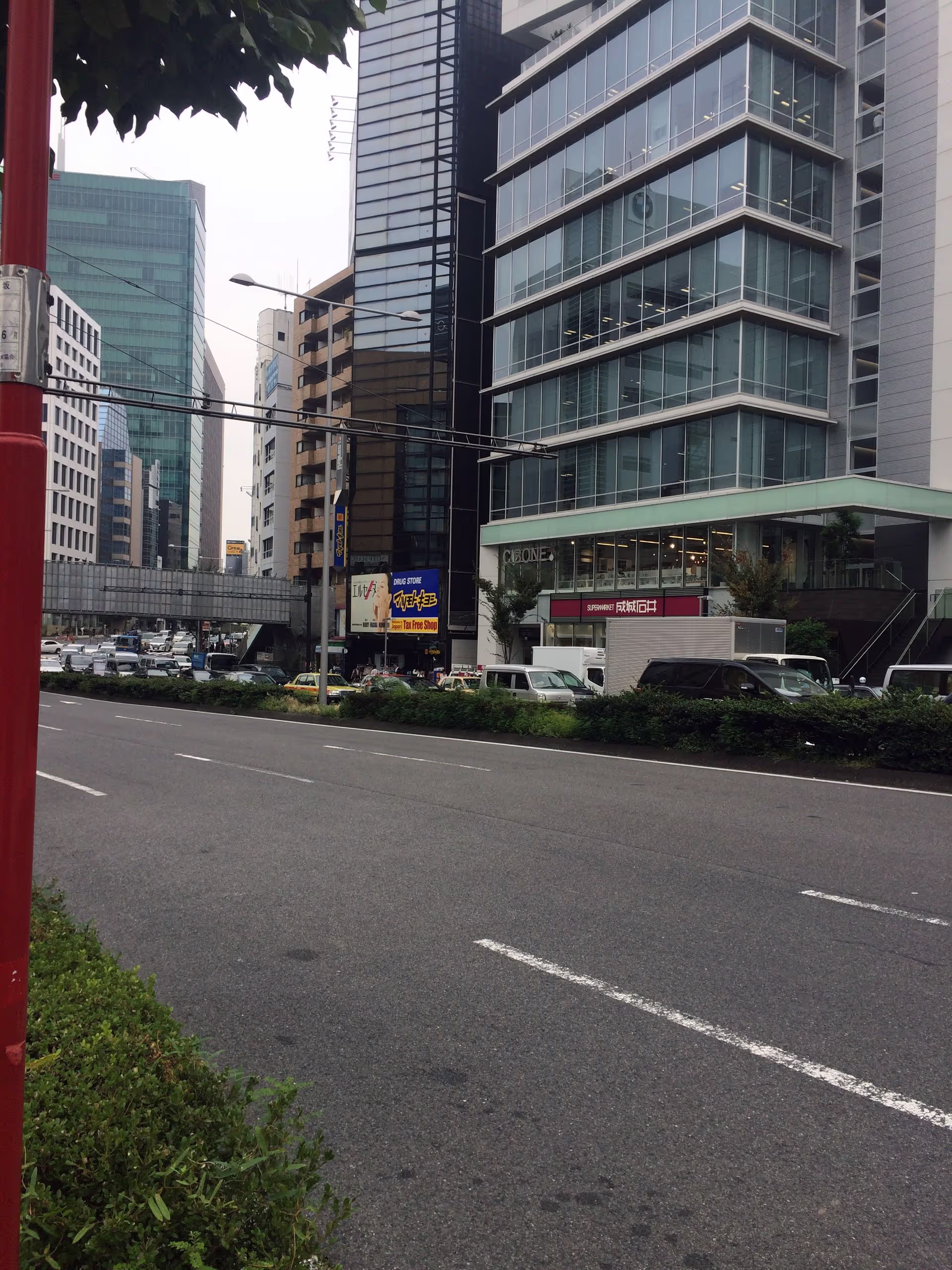 高い椅子と高い服と高い雑貨が置いてある店が見える。