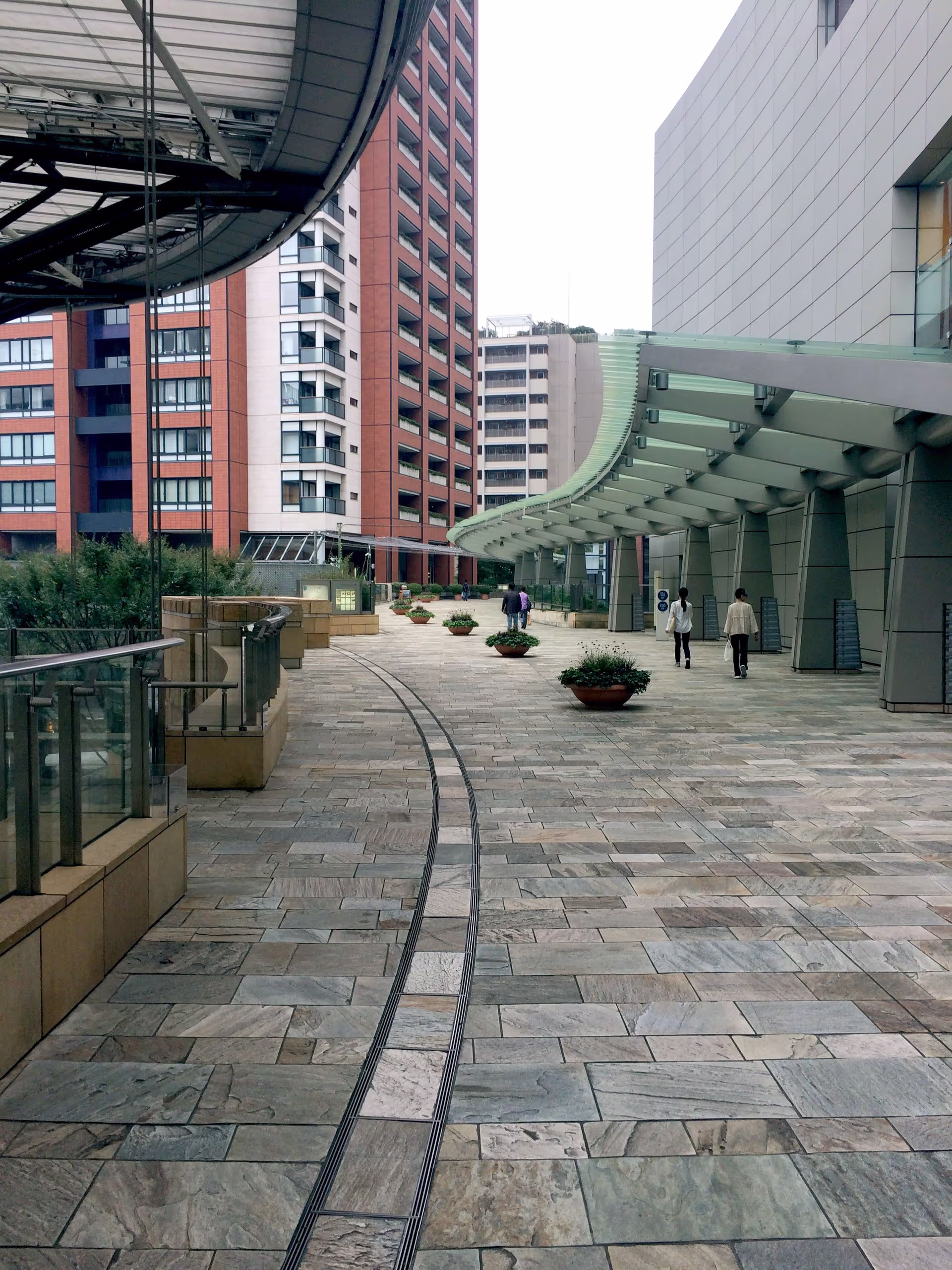 森タワーの脇を抜けたあたりの通廊。