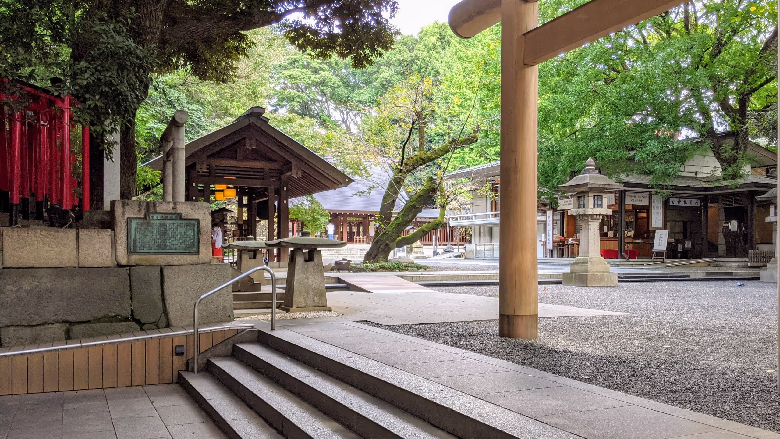 境内には掃除をしている人しかいない