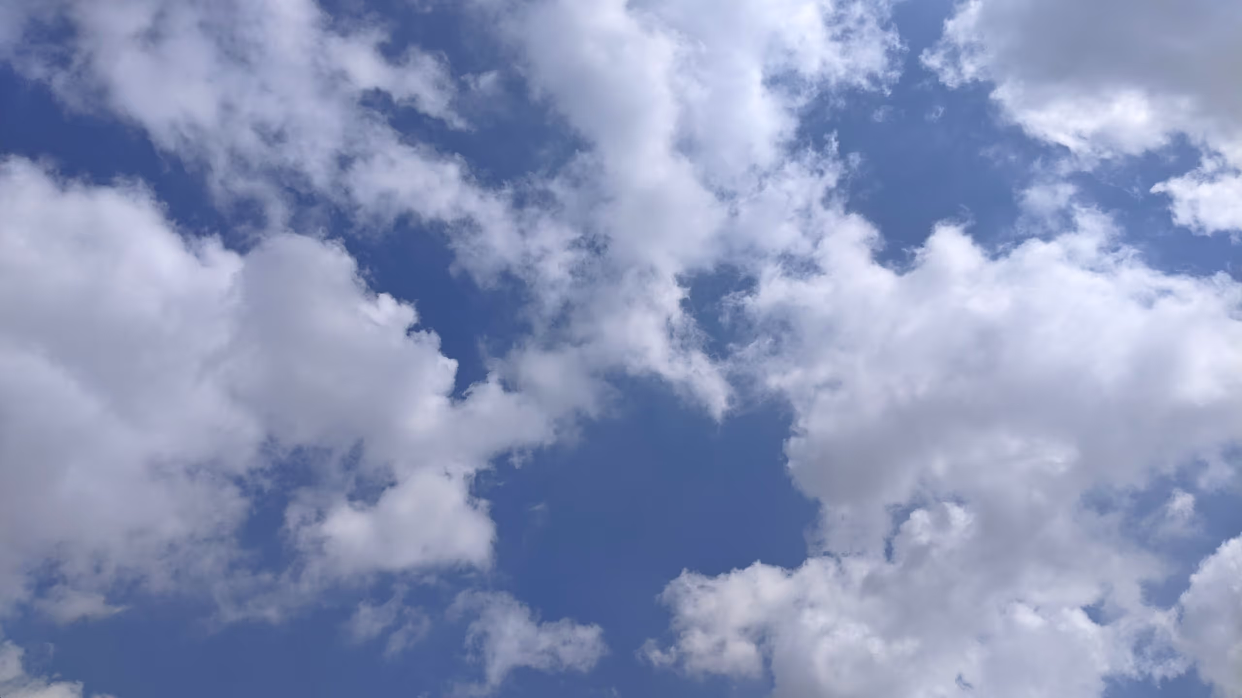 雲は多いが、空は青く、いい天気