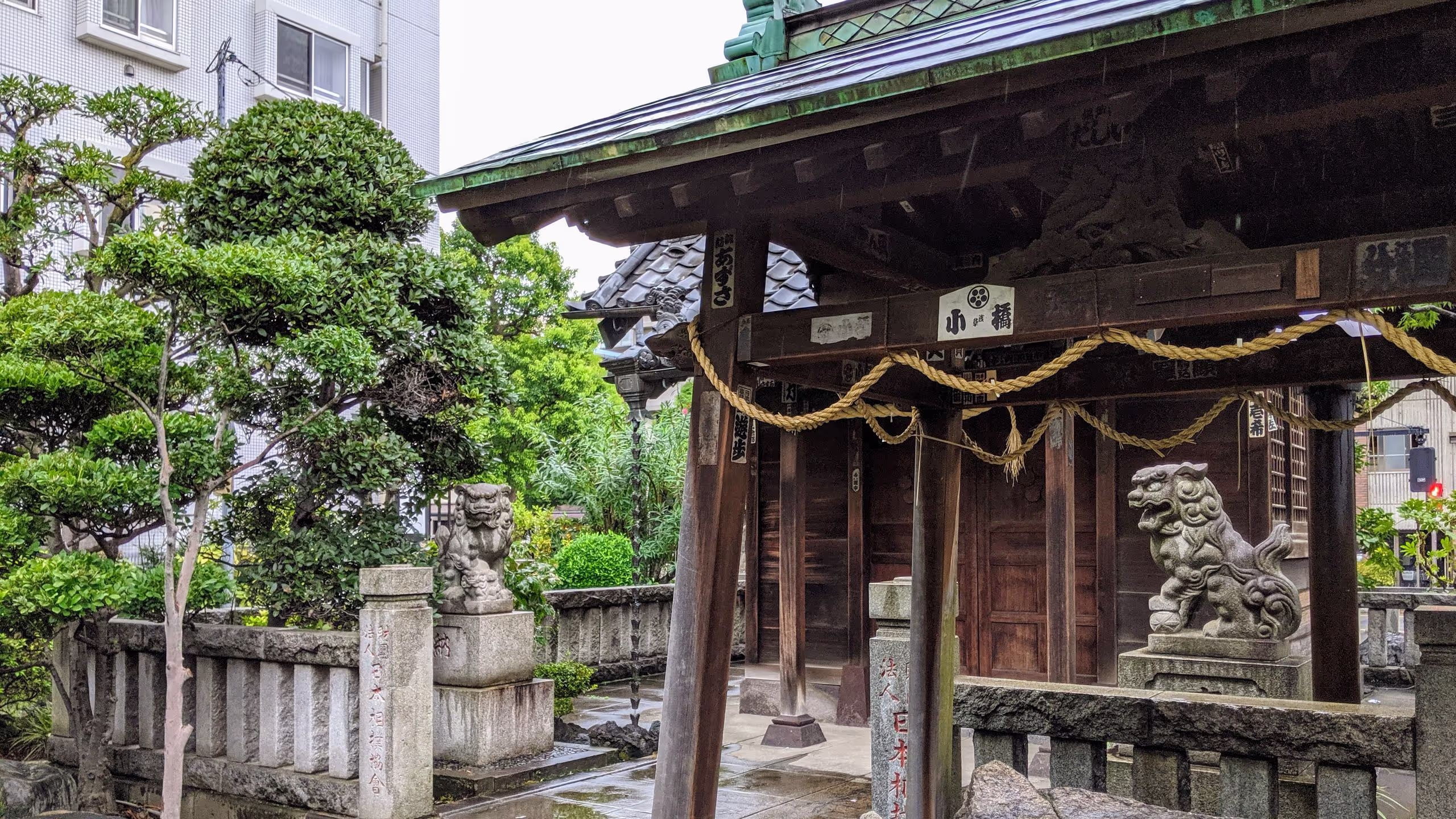 こじんまりとした神社で、歴代横綱の名前が彫ってある石碑があるくらいだった。