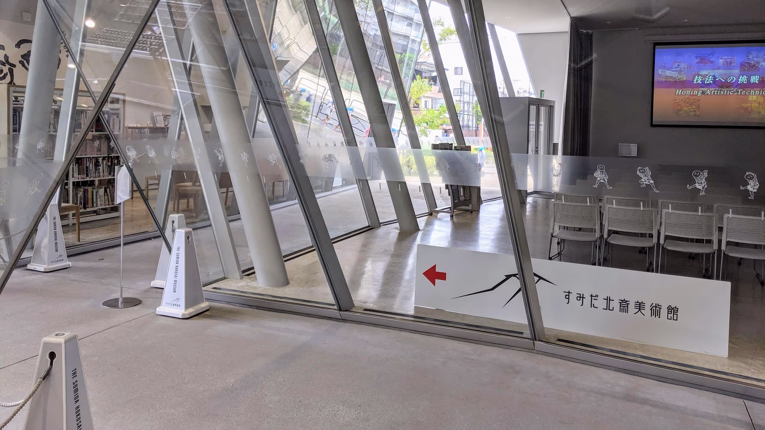 すみだ北斎美術館は三方から切通しのような通路が通っており、内側がガラス張りになっている。