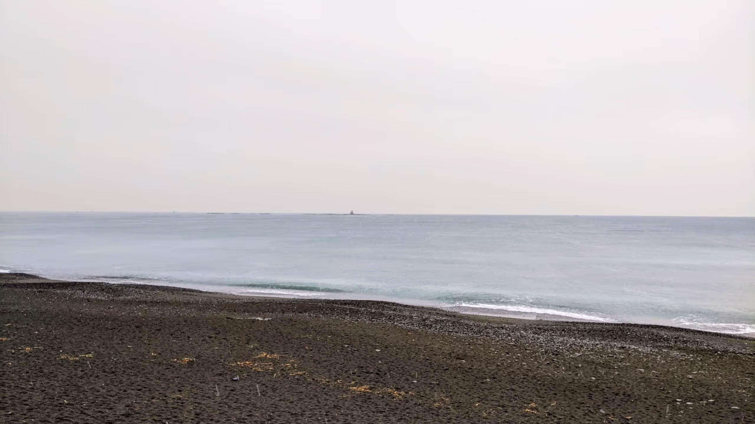 水平線に烏帽子石だけがある海