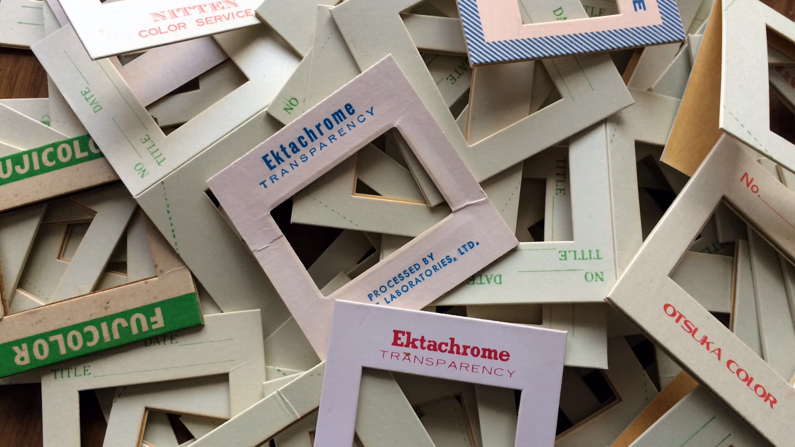 Ektachromeやフジカラーといったフィルムごとにスライド用の台紙も様々ある。