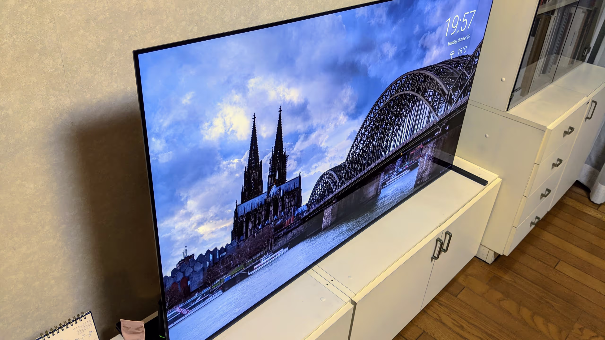 薄いテレビがケルン大聖堂のきれいな動画を映している