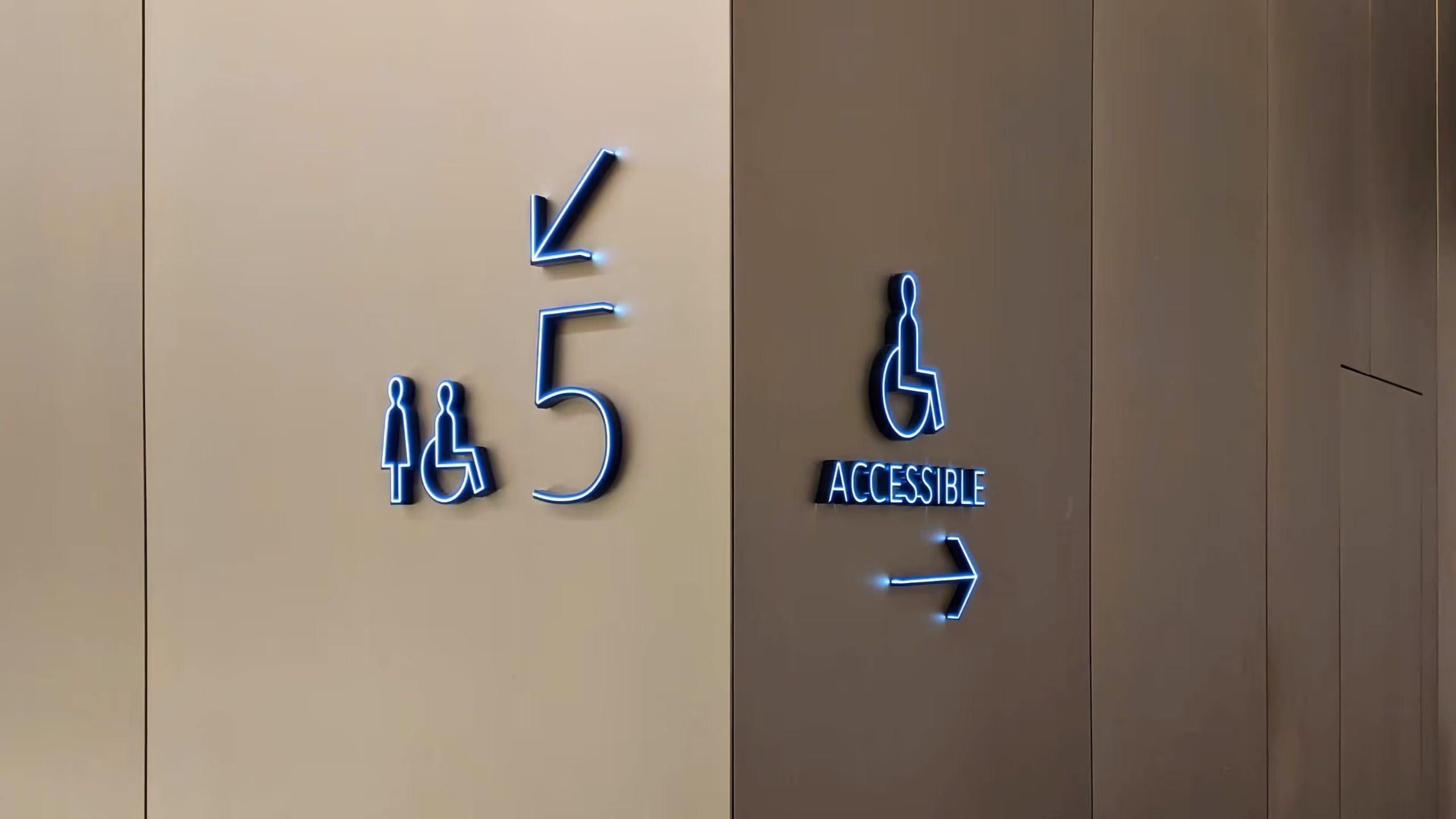 極薄のLED照明を黒い板で挟んだものを、サインの形状に曲げ、構内案内を掲示している