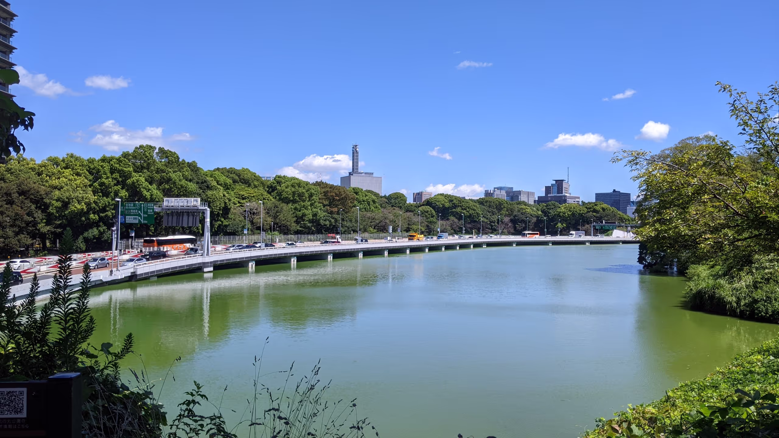 内堀の端に高速道路が走っており、都会とは思えない開けた風景が望める