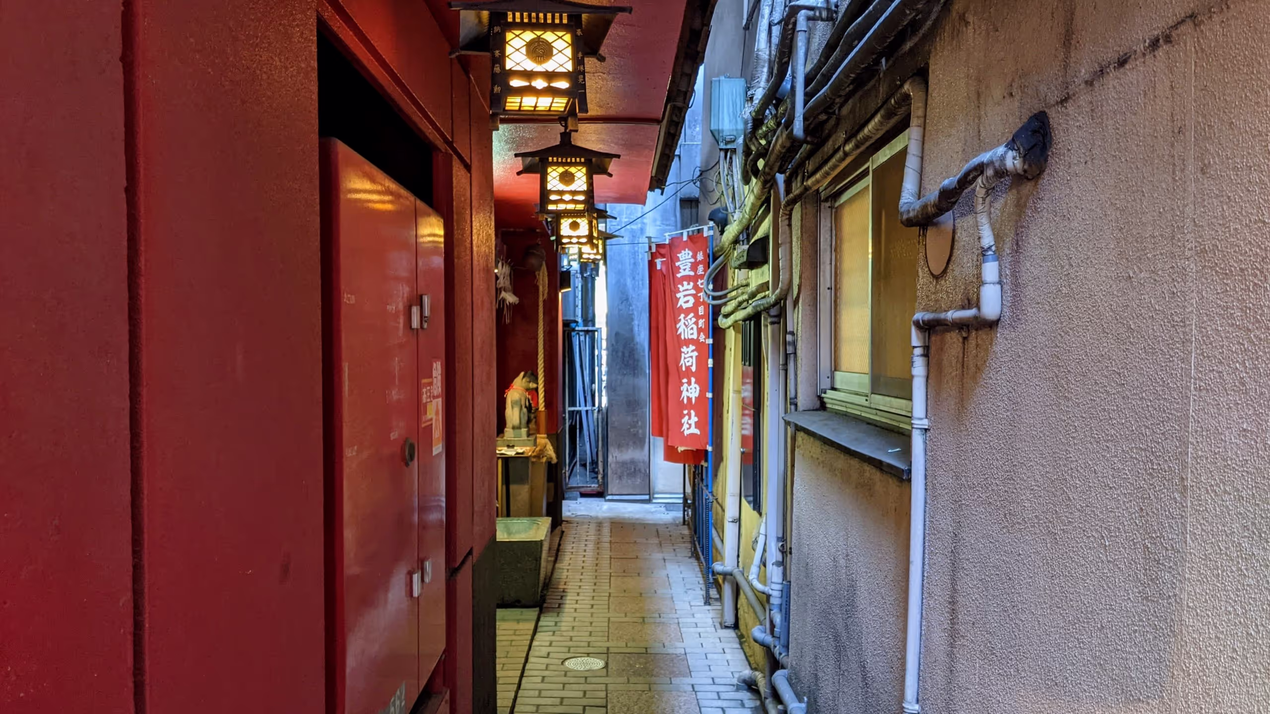 ビルとビルのわずかな隙間に、稲荷神社が建っている