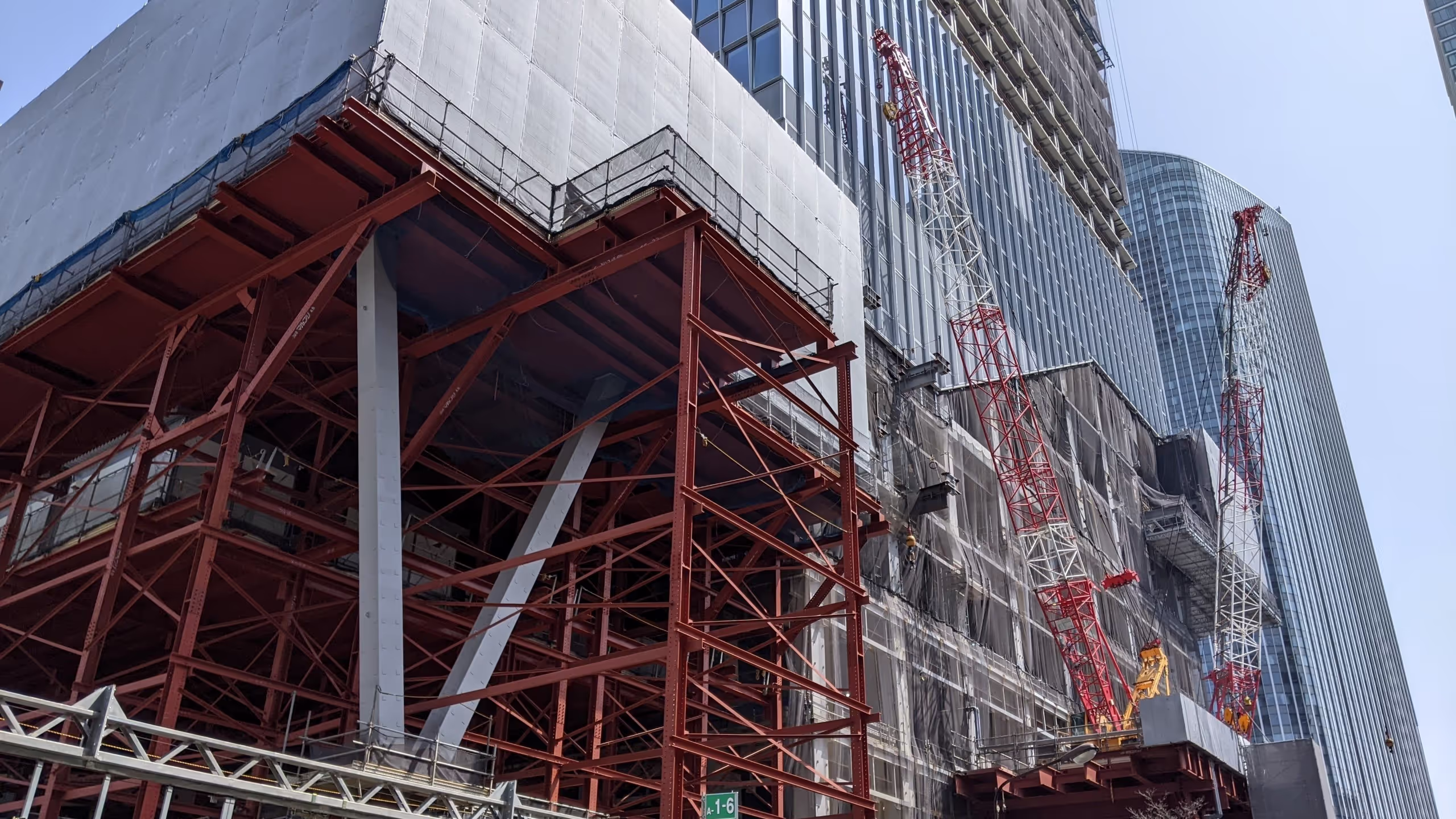 巨大なV字型と赤い鉄骨が迫力だ