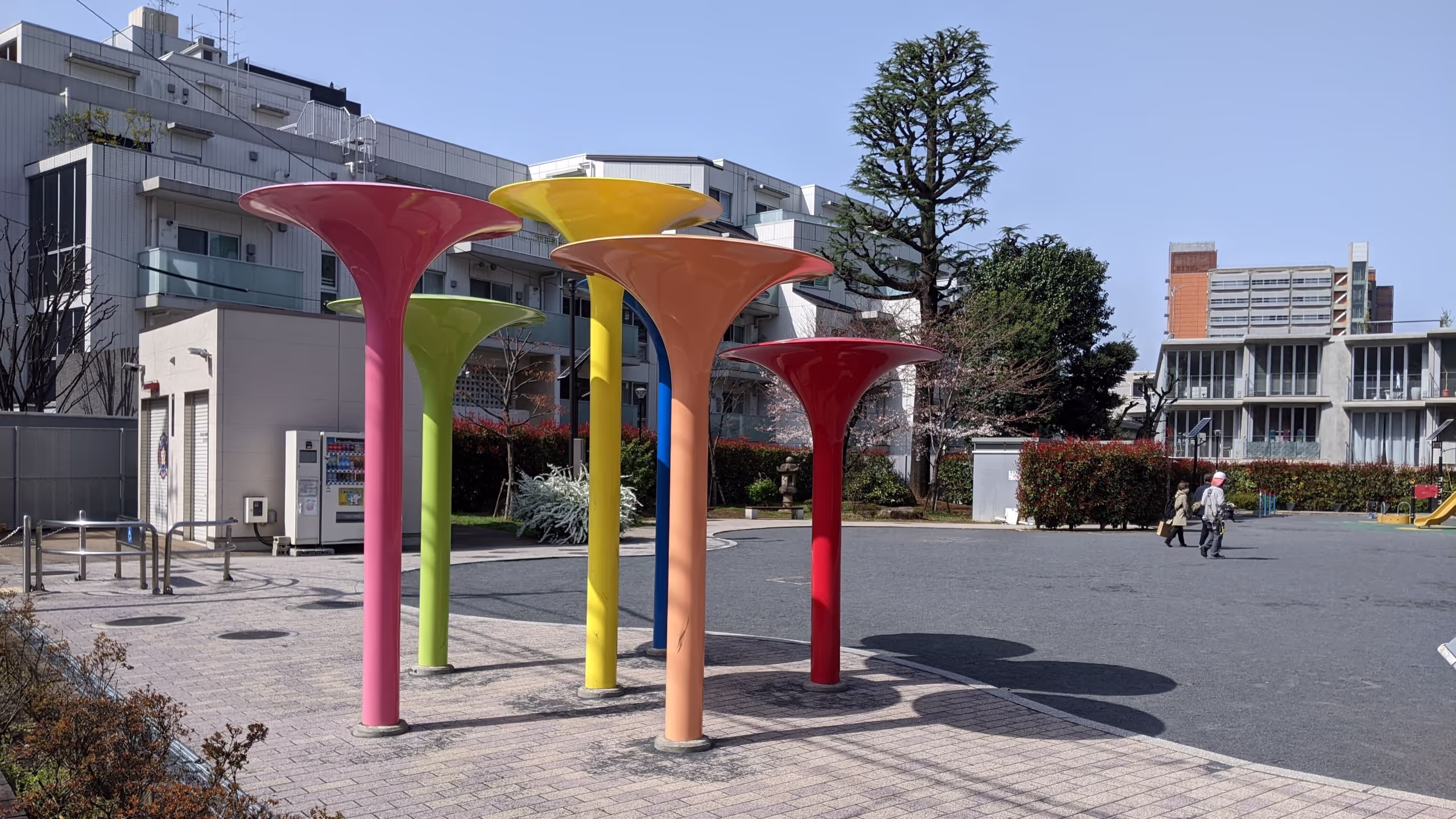 色とりどりのキノコのようなオブジェが公園にある