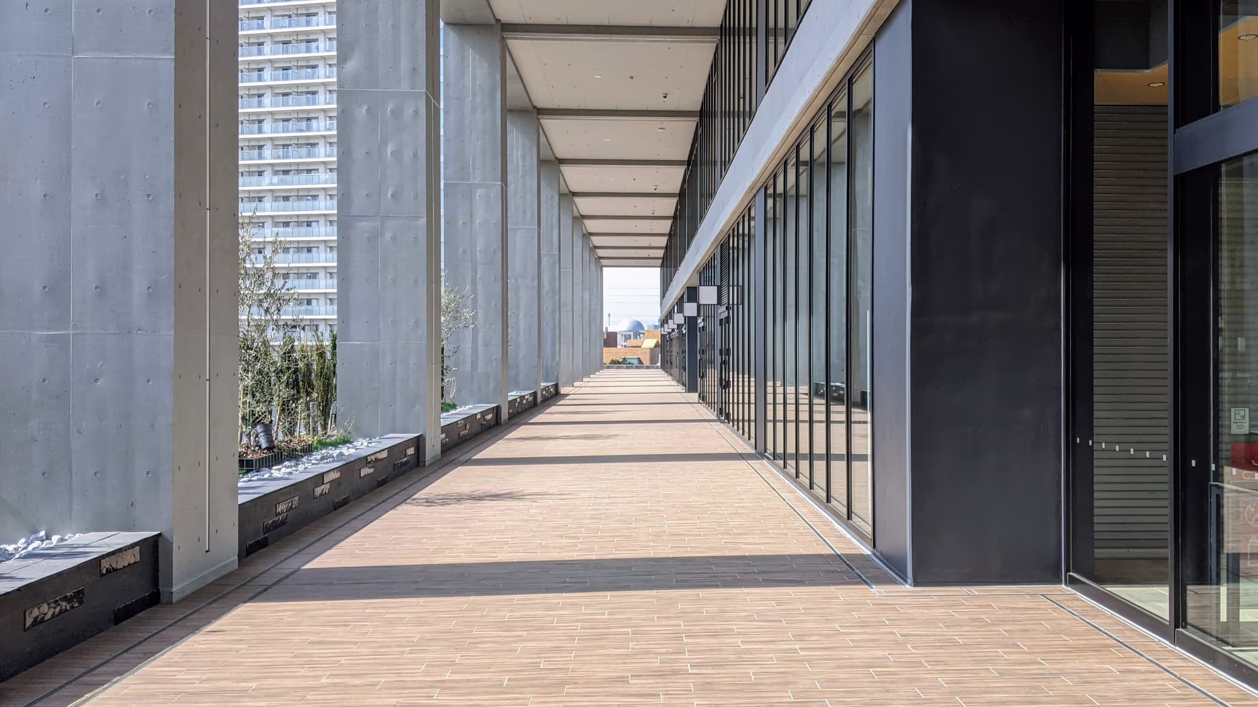 商業施設横には通路が用意されており、そこから市立図書館の建物がちょうど見える