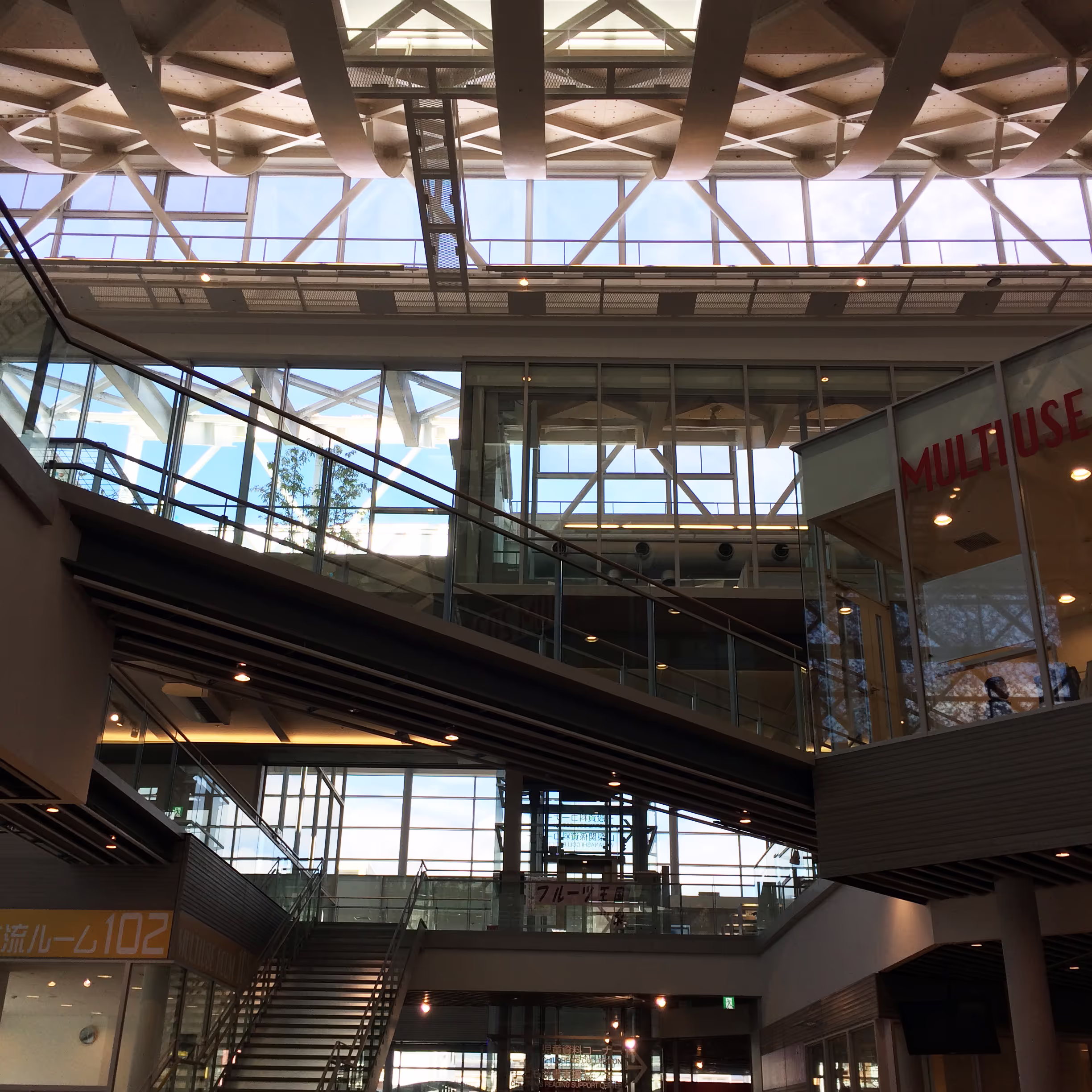 山梨県立図書館の正面入り口から入ったところからは天井まで吹き抜けになっている。